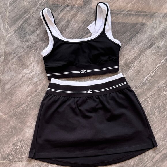 Alo Yoga solid color sports bra with logo + sports skirt, size S - Picture 2 of 4